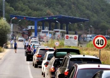 Kolona te Dheu i Bardhë dhe në Merdar, qytetarët presin deri 40 minuta për të dalë nga Kosova