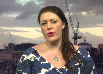 Deputetja britanike: Ndëshkimi i Kosovës dhe përkëdhelja e Vuçiqit solli cikël të ri dhune