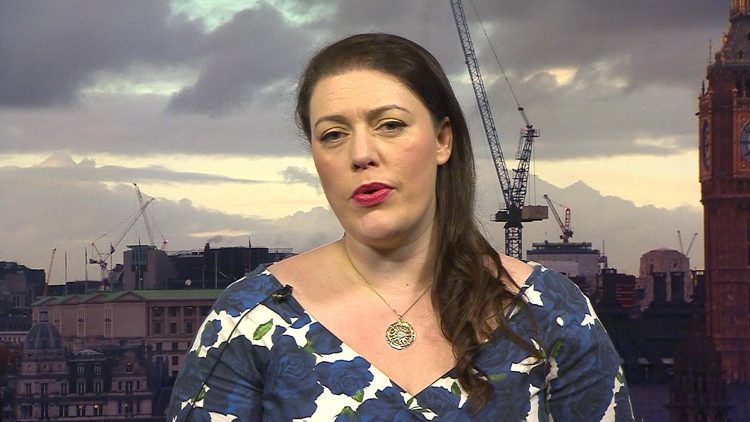 Deputetja britanike: Ndëshkimi i Kosovës dhe përkëdhelja e Vuçiqit solli cikël të ri dhune