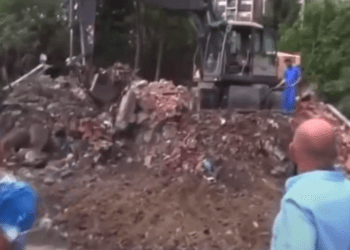 Qytetarët në lot gëzimi – Nisin punimet për ndërtimin e shtëpive të shqiptarëve në veri (VIDEO)