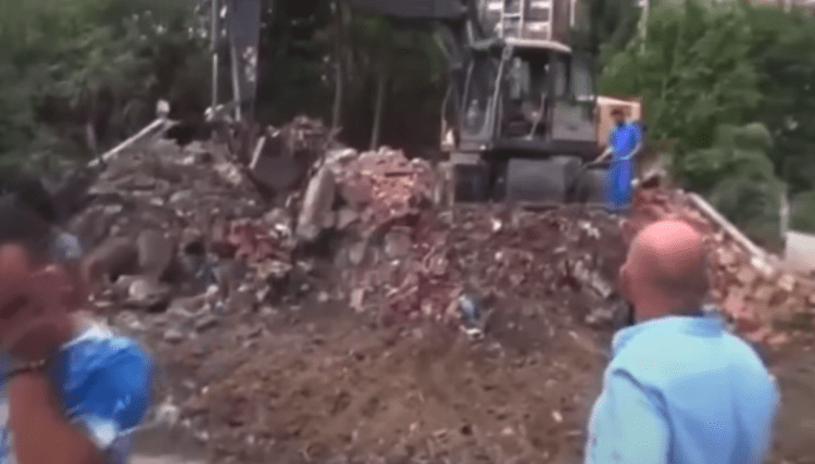 Qytetarët në lot gëzimi – Nisin punimet për ndërtimin e shtëpive të shqiptarëve në veri (VIDEO)