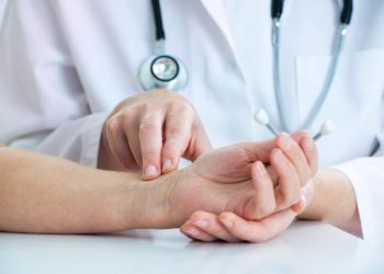 Cili është numri normal i rrahjeve të zemrës në minutë për çdo moshë