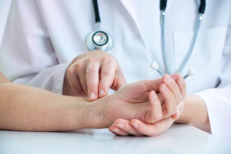 Cili është numri normal i rrahjeve të zemrës në minutë për çdo moshë