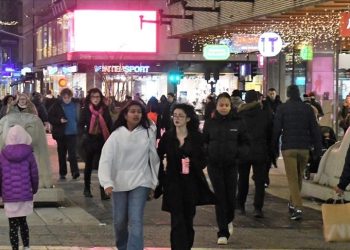 Të rinjtë në BE jetojnë me prindërit mesatarisht deri në moshën 26-vjeçare