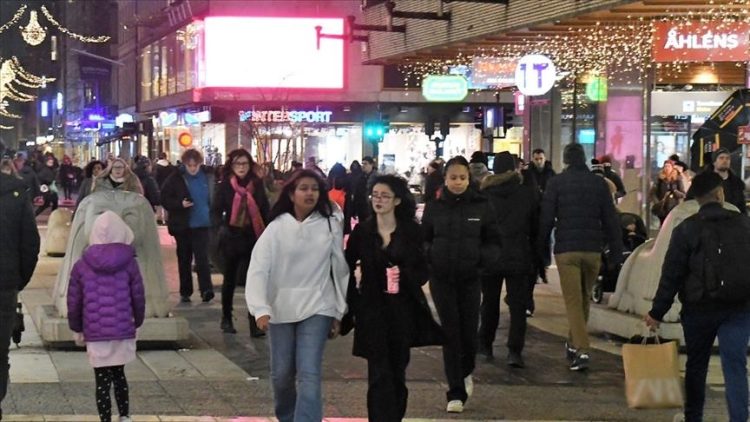 Të rinjtë në BE jetojnë me prindërit mesatarisht deri në moshën 26-vjeçare