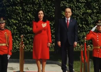 Osmani mbërrin në Tiranë, pritet me ceremoni zyrtare nga Begaj