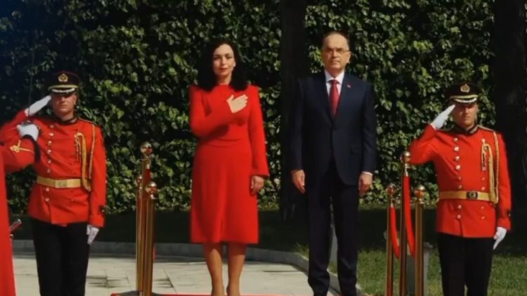 Osmani mbërrin në Tiranë, pritet me ceremoni zyrtare nga Begaj