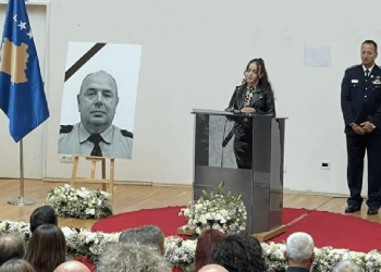 Vajza e policit të vrarë flet nën lot: Hyra në shtëpi e s’të pashë, se di si do të jetoj pa ty