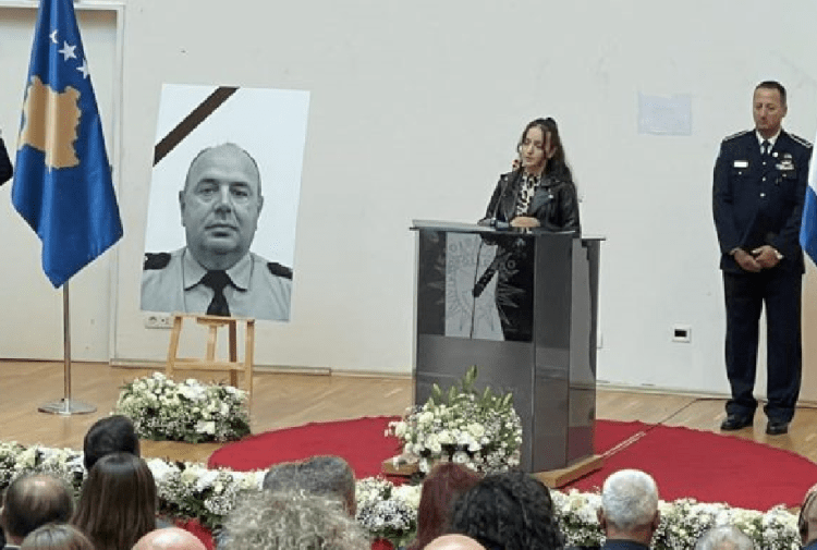 Vajza e policit të vrarë flet nën lot: Hyra në shtëpi e s’të pashë, se di si do të jetoj pa ty