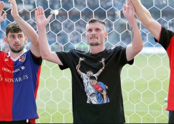 Xhaka shfaqet me fanellë duke e goditur një futbollist, mediat në Zvicër e vlerësojnë si provokim