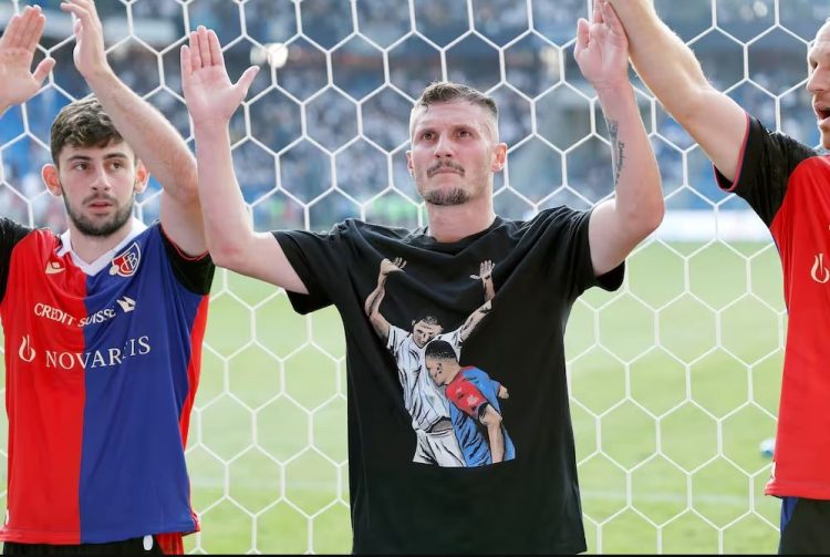 Xhaka shfaqet me fanellë duke e goditur një futbollist, mediat në Zvicër e vlerësojnë si provokim