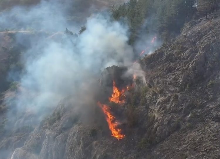Zjarr në Prizren, mund të paraqesë rrezik për qarkullim të automjeteve