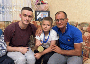 Polici i dhuron medaljen e fituar në Spanjë familjes së heroit Afrim Bunjakut