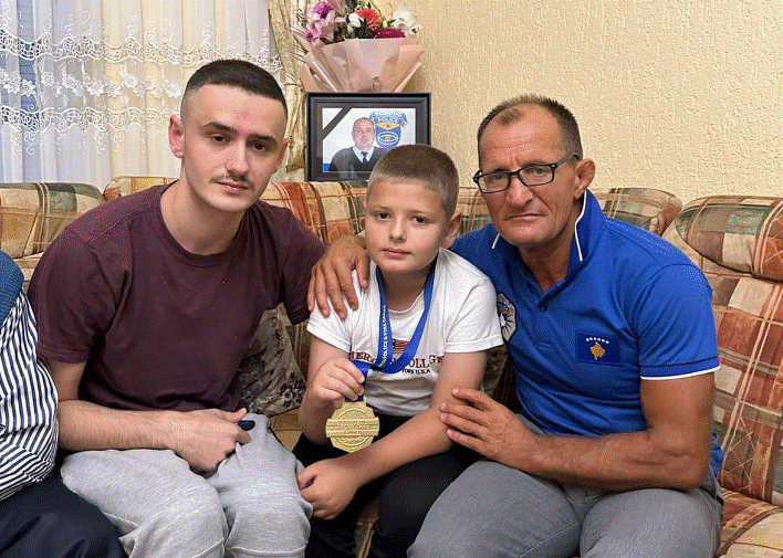 Polici i dhuron medaljen e fituar në Spanjë familjes së heroit Afrim Bunjakut