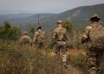 Ushtarët britanikë të KFOR-it patrullojnë në zonën kufitare me Serbinë