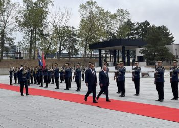 Ministri i Mbrojtjes së Turqisë zbarkon në Kosovë, pritet me ceremoni shtetërore nga homologu i tij