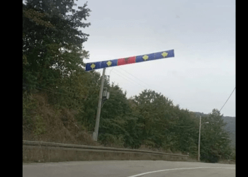 Vendosen flamuj të Kosovës e Shqipërisë afër pikës kufitare në Bërnjak