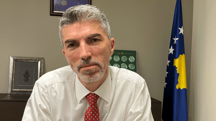 “Jam në pozicion të vështirë për shkak të ekzekutimit të dobët të planit nga Radoiçiq” – ambasadori i Kosovës në SHBA tallët me intervistën e Vuçiqit në CNN