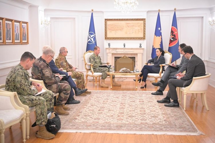 Presidentja takoi Admiralin e NATO-s: Rritja e sigurisë nga KFOR-i përgjatë kufirit Kosovë-Serbi, e nevojshme për të parandaluar përsëritjen e sulmit të 24 shtatorit