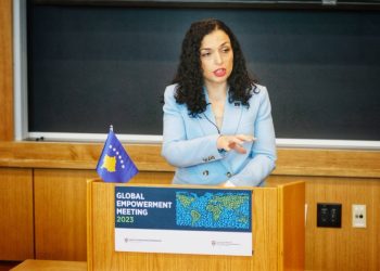 Presidentja për ushtrinë serbe afër kufirit: Ndryshe nga ajo që kemi parë në 25 vitet e fundit, e paprecedentë