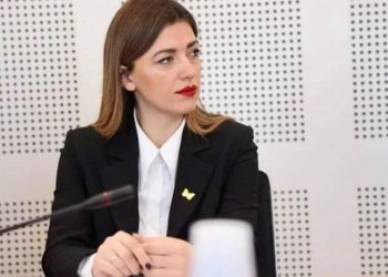 Haxhiu pas shkarkimit të Deliu-Kodrës, thotë se ka edhe anëtarë tjerë të cilët janë paguar pa shkuar në komisione