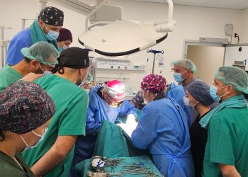 Profesori nga Australia po kryen operacione të komplikuara te fëmijët në Kosovë