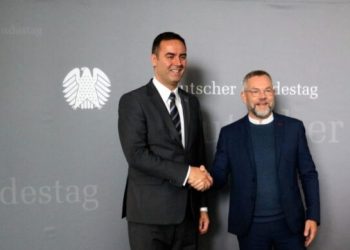 Konjufca takohet me deputetin gjerman, e falënderon për kthjelltësinë shembullore rreth situatës së sulmeve terroriste