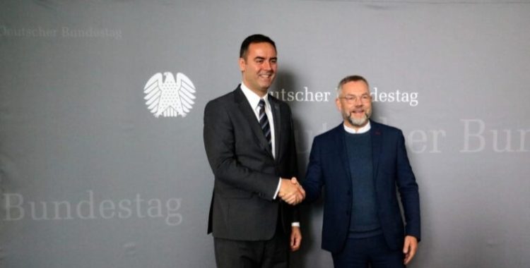 Konjufca takohet me deputetin gjerman, e falënderon për kthjelltësinë shembullore rreth situatës së sulmeve terroriste