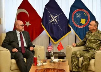 Hovenier takon komandantin e KFOR-it, biseduan për sigurinë dhe stabilitetin në Kosovë