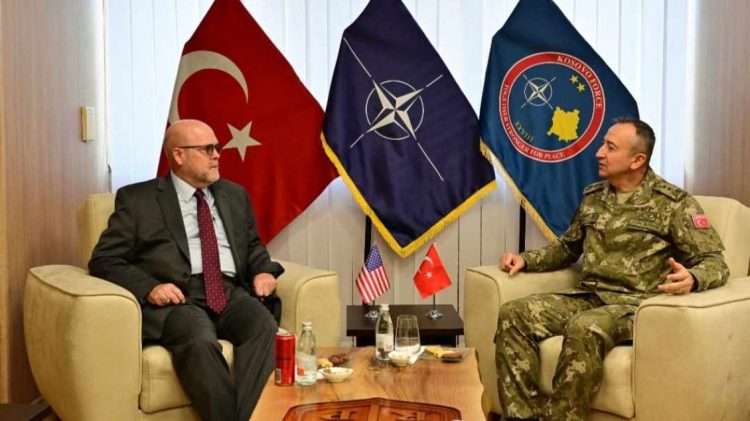 Hovenier takon komandantin e KFOR-it, biseduan për sigurinë dhe stabilitetin në Kosovë