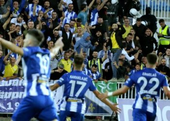 Tifozët e Novi Pazarit me thirrje Albin Kurti dhe ‘vrite serbin’ iu kundërpërgjigjën atyre të Vojvodinës që brohoritën emrin e k*riminelit  Ratko Mladic