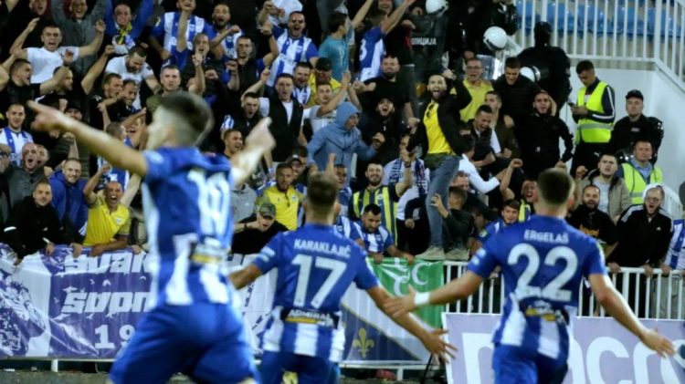 Tifozët e Novi Pazarit me thirrje Albin Kurti dhe ‘vrite serbin’ iu kundërpërgjigjën atyre të Vojvodinës që brohoritën emrin e k*riminelit  Ratko Mladic