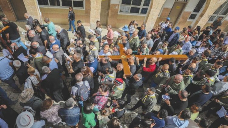 Hebrenjtë radikalë filmohen duke i pështyrë të krishterët në qytetin e vjetër të Jerusalemit