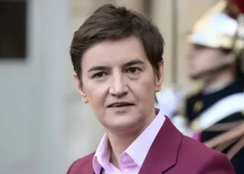 Qeveria e Serbisë reagon pas dyshimeve se Bërnabiq refuzoi të fotografohet në Tiranë për shkak të flamurit të Kosovës