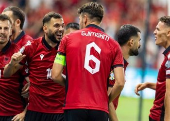 Shqipëria e mbyllë pjesën e parë me avantazh golash po edhe numerik