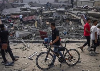 The Guardian: “Veprimet e Hamasit nuk justifikon ndëshkimin kolektiv të palestinezëve”