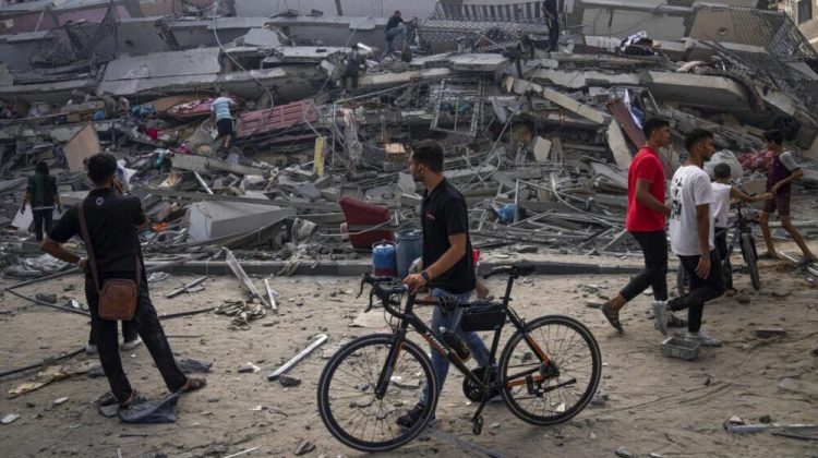 The Guardian: “Veprimet e Hamasit nuk justifikon ndëshkimin kolektiv të palestinezëve”