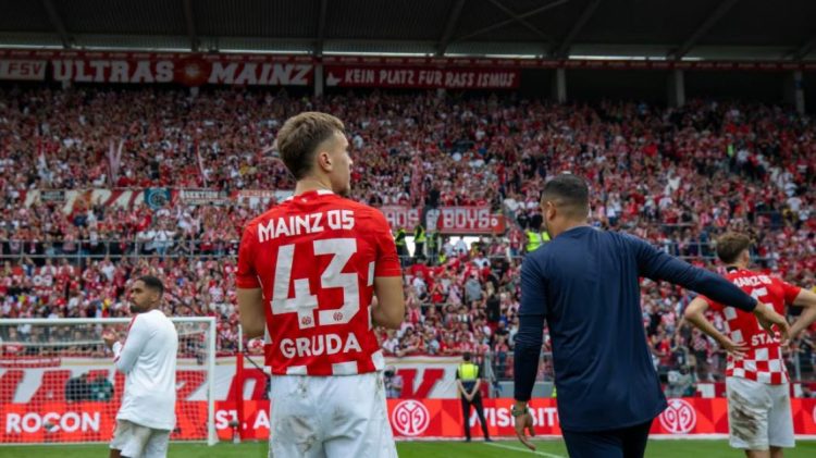 Kush është sulmuesi shqiptar Brajan Gruda fanellën e të cilit Thomas Muller e postoi në rrjetet sociale?