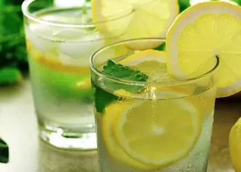 Të mirat e ujit me limon