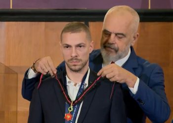 Edi Rama e nderon me medaljen “Ylli i Mirënjohjes Publike”, sportistin nga Kosova, Alvin Karaqi