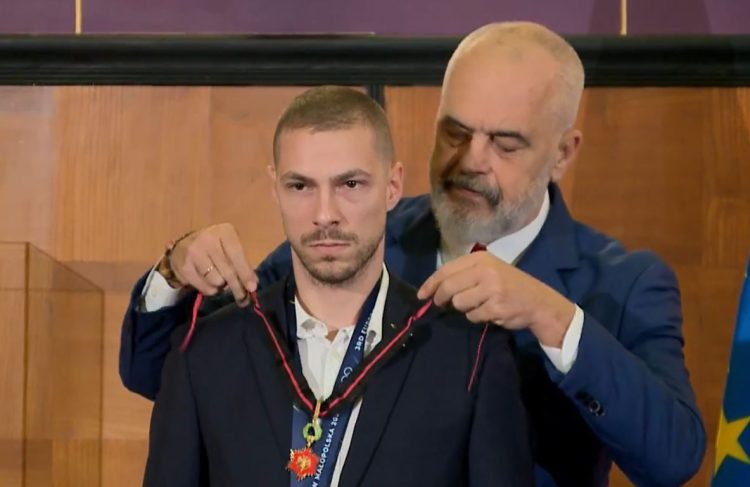 Edi Rama e nderon me medaljen “Ylli i Mirënjohjes Publike”, sportistin nga Kosova, Alvin Karaqi