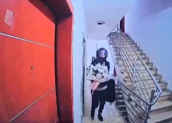 Në Tiranë: Me skafandër në kokë e një tufë lulesh, hajduti ‘romantik’ vjedh kasafortën dhe largohet i qetë (VIDEO)