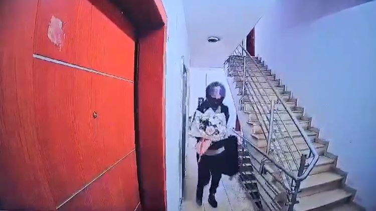 Në Tiranë: Me skafandër në kokë e një tufë lulesh, hajduti ‘romantik’ vjedh kasafortën dhe largohet i qetë (VIDEO)