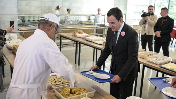 Kryeministri Kurti provon ushqimin e Mensës së Studentëve në Prishtinë
