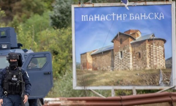 Informacionet e deputetes Kearns të sakta, manastiret ortodokse serbe, plot me armë