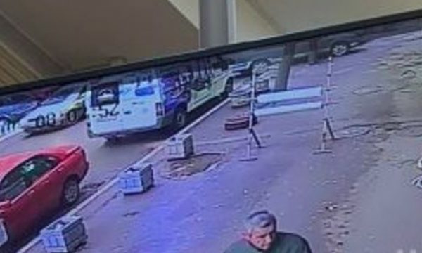 Video-incizim ku shihet Oliver Ivanoviqi duke dalë nga banesa pak para se të vritej