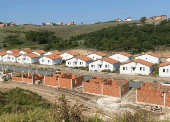 Qeveria ndan mjete për ndërtimin e shtëpive për komunitetet
