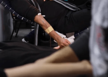 Banorët e Gazës i përgjigjen thirrjes për të dhuruar urgjentisht gjak