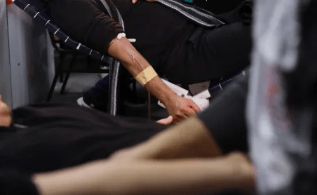 Banorët e Gazës i përgjigjen thirrjes për të dhuruar urgjentisht gjak