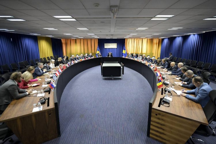 Kurti, ambasadorëve të QUINT-it: Jemi të gatshëm ta nënshkruajmë marrëveshjen, por Serbia po refuzon